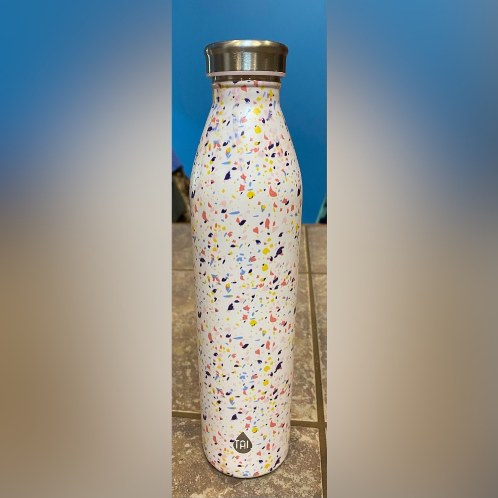 EUC TAL Double insulated Stainless Steel Water Bottle size 20 ounce